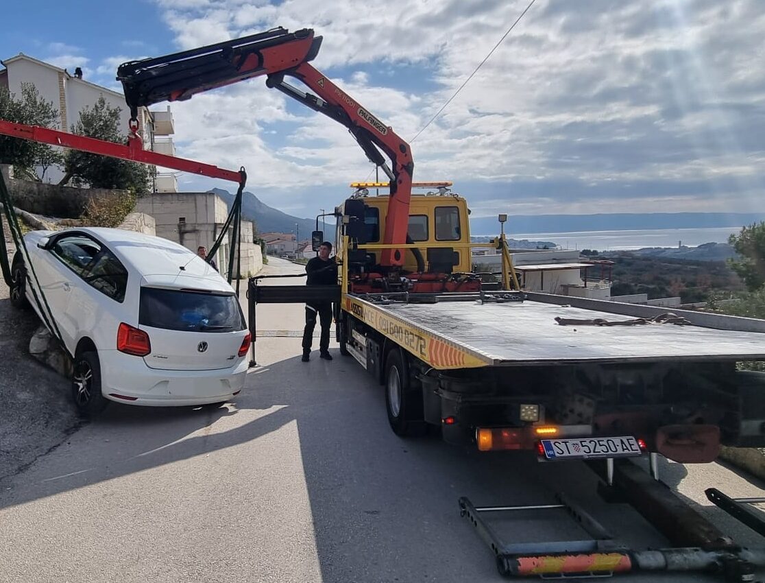 Tim vučne službe tijekom intervencije na cesti u Dalmaciji